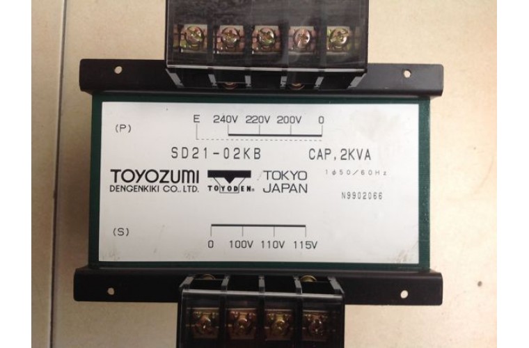 Ảnh: Biến áp cách ly Nhật TOYOZUMI 2KVA, ở đây có ngõ điện vào 200V - 220V - 240V và ngõ điện ra 100V - 110V - 115V